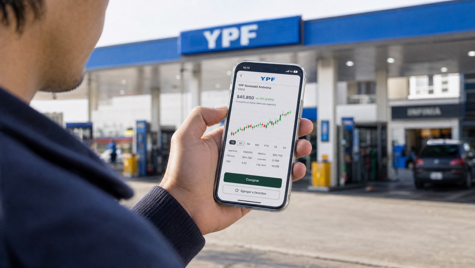 Un hombre sostiene el celular con la app de inversión de YPF frente a una estación de servicio YPF, mostrando la cotización de la acción y el botón de comprar
